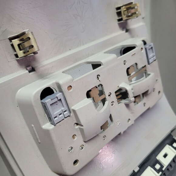 GM Roof Console Air Control Center Dome Light 2007 08 09 10 11 12 13 Tahoe - Picture 9 of 10